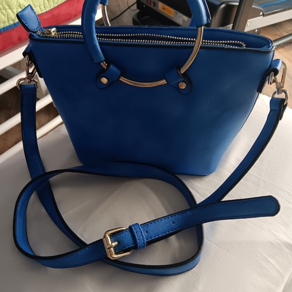 Beautiful Blue leather women's crossbody handbag NWOT Unique‎ - Picture 2 of 6